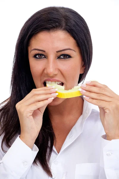 Mujer Joven Que Tiene Cepillo Dientes Mira Cámara — Foto de Stock