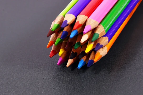 Kolorowe Ołówki Sprzęt Artystyczny Rzemieślniczy — Zdjęcie stockowe