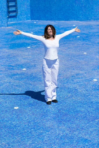 Retrato Mujer Piscina —  Fotos de Stock