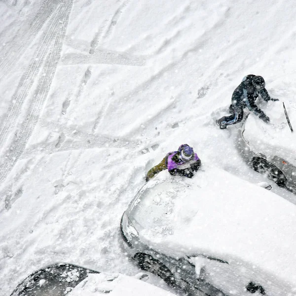 Verhoogd Uitzicht Kinderen Spelen Sneeuw Overdekte Parkeerplaats — Stockfoto