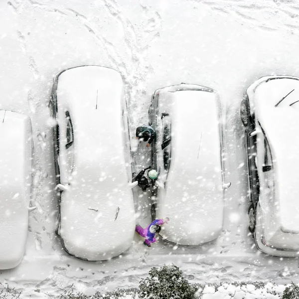 Karla Kaplı Otoparkta Oynayan Çocukların Yüksek Görüntüsü — Stok fotoğraf