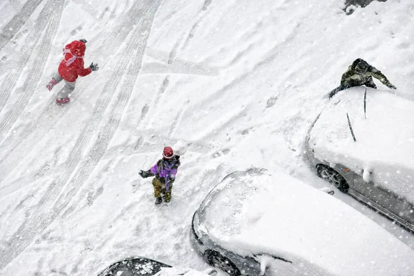 Erhöhter Blick Auf Spielende Kinder Auf Schneebedecktem Parkplatz — Stockfoto