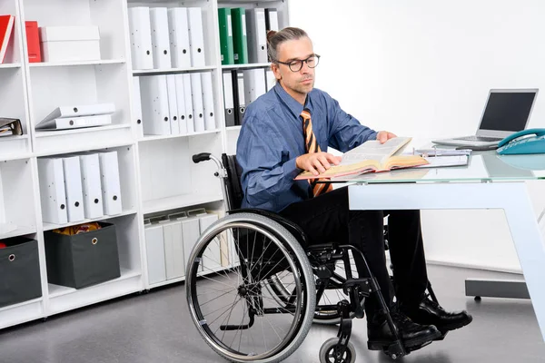 Hombre Negocios Discapacitado Silla Ruedas Trabajando Oficina — Foto de Stock