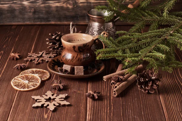 Tazza Caffè Rami Abete Con Decorazioni Sfondo Marrone Legno Natale — Foto Stock