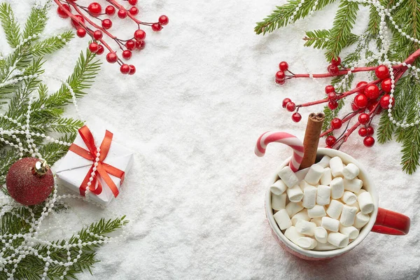 Rami Abete Con Decorazioni Regalo Tazza Con Cacao Marshmallow Uno — Foto Stock