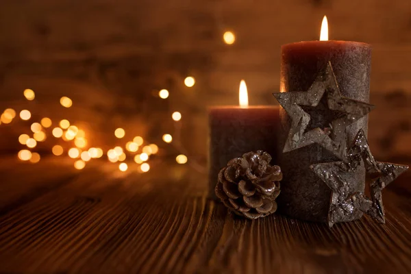 Jul Stilleben Med Brinnande Ljus Och Gyllene Bokeh Rustika Träbord — Stockfoto