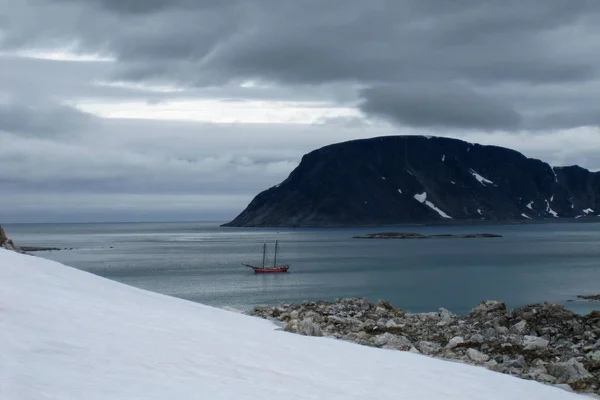 Segelschiff Vor Spitzbergen — Stockfoto