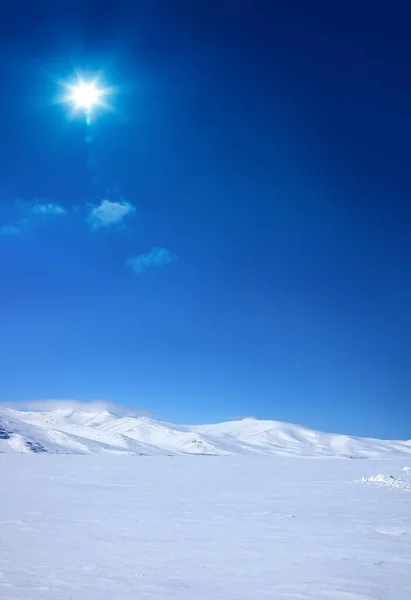 Sníh Pokryl Prázdnou Zamrzlou Krajinu Úbočí Hory Nad Modrou Oblohou — Stock fotografie