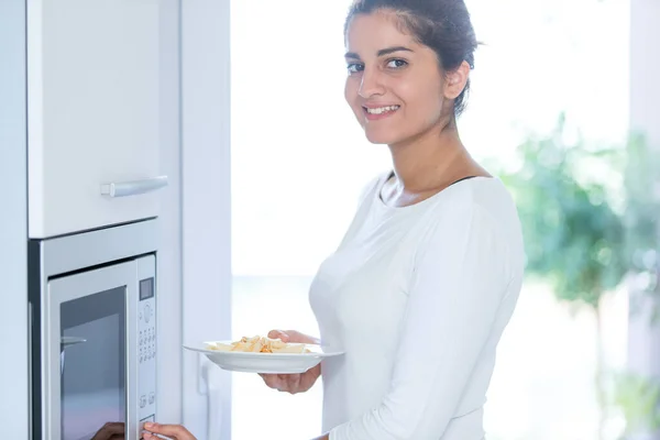 Mulher Usando Microondas — Fotografia de Stock