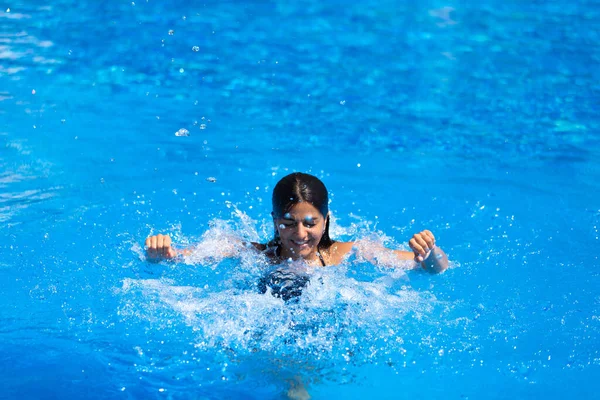 Glückliches Mädchen Schwimmbad — Stockfoto