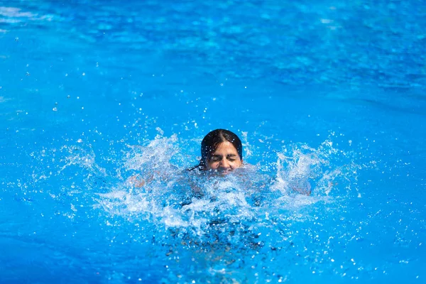 Fille Heureuse Dans Piscine — Photo