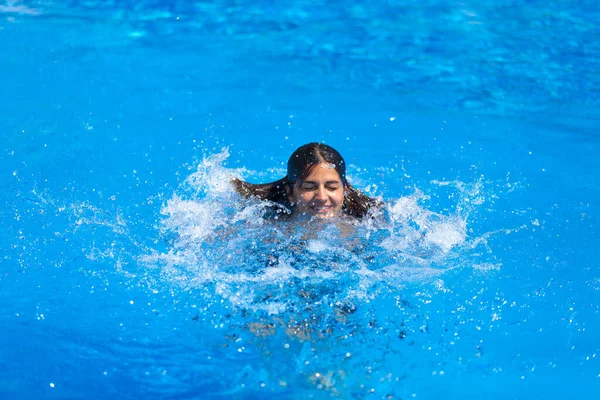 Glückliches Mädchen Schwimmbad — Stockfoto