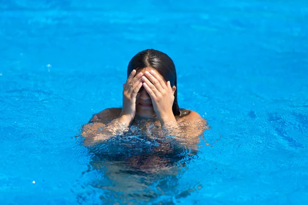 Chica Feliz Piscina —  Fotos de Stock