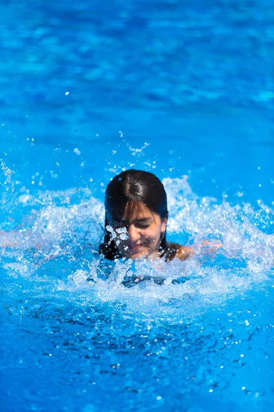 Glückliches Mädchen Schwimmbad — Stockfoto