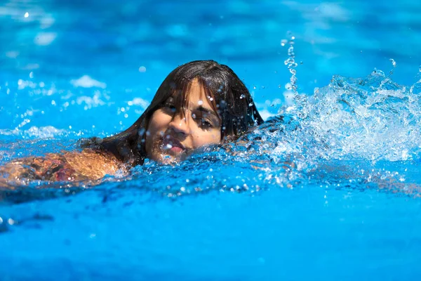 Fille Heureuse Dans Piscine — Photo