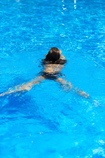 Chica Feliz Piscina —  Fotos de Stock