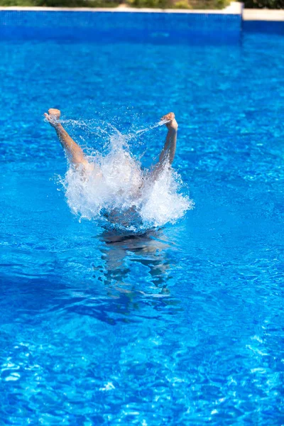 Glückliches Mädchen Schwimmbad lizenzfreie Stockfotos