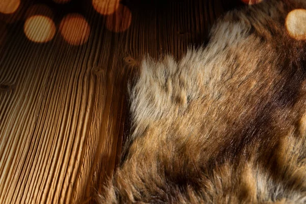 Rustykalny Drewniany Stół Milutkim Polarem Złotym Bokeh Świąteczną Dekorację — Zdjęcie stockowe