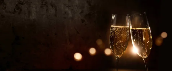 Donkere Bokeh Achtergrond Met Champagne Bril Voor Een Nieuwjaar Viering — Stockfoto