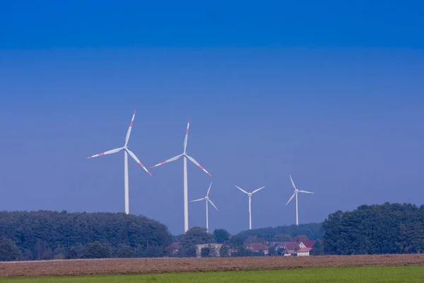 ドイツ メクレンブルク フォアポンメルン州シュヴァリン近郊の風力タービン — ストック写真