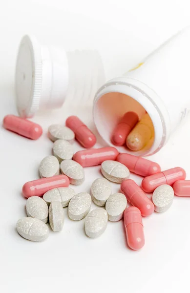 白い背景の瓶の中の錠剤とカプセル — ストック写真