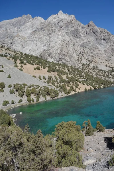 塔吉克斯坦美丽的五彩缤纷的阿拉丁湖和范山 — 图库照片