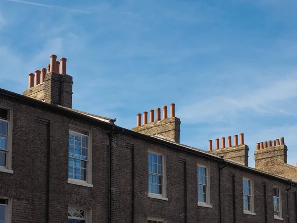 Fila Casas Britânicas Tradicionais Céu Azul Tijolos Vermelhos — Fotografia de Stock