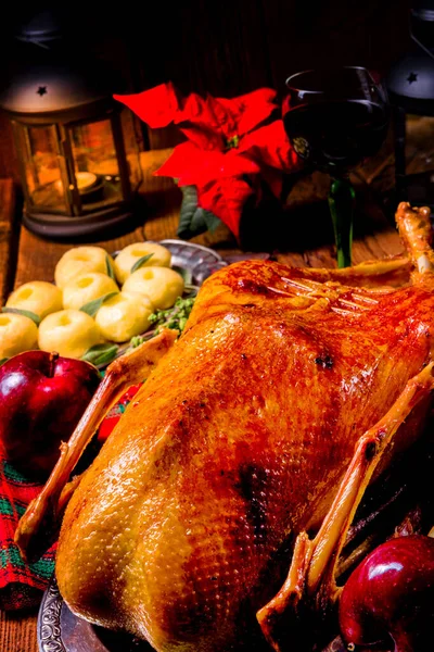 Festlich Gefüllter Gänsebraten Mit Rotkohl Und Knödel — Stockfoto