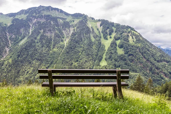 Bench Een Wandelpad Het Berggebied Allgau Beieren Duitsland — Stockfoto