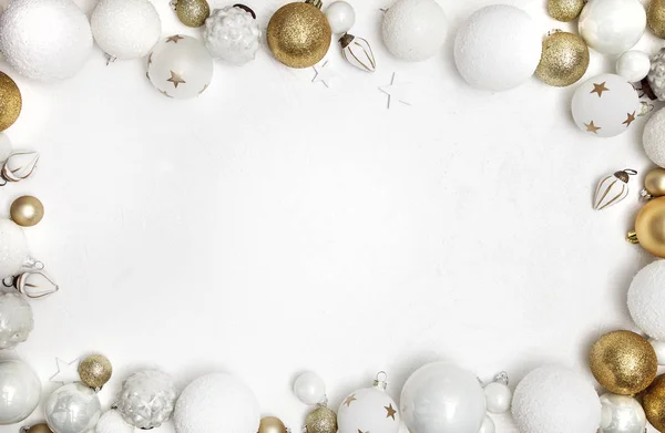 Grußkarte Weihnachten Weiß Holz Hintergrund Mit Weißen Und Goldenen Dekoration — Stockfoto