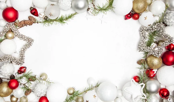 グリーティングカード 白と金の装飾が施されたクリスマスホワイトウッドの背景 — ストック写真