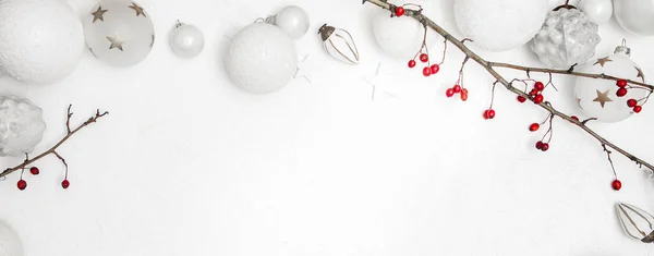 Grußkarte Weihnachten Weiß Holz Hintergrund Mit Christbaumkugel Und Roten Beeren — Stockfoto