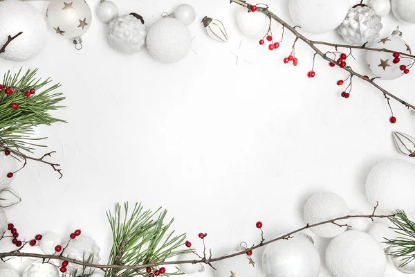 Cartão Saudação Fundo Madeira Branca Natal Com Bagas Vermelhas Bauble — Fotografia de Stock