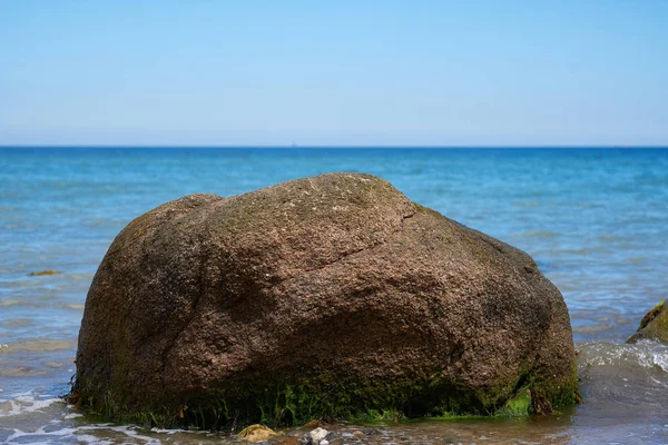 波の中の不道徳なブロック シュレースヴィヒ ホルシュタイン州のバルト海 ドイツ 詳細ショット — ストック写真