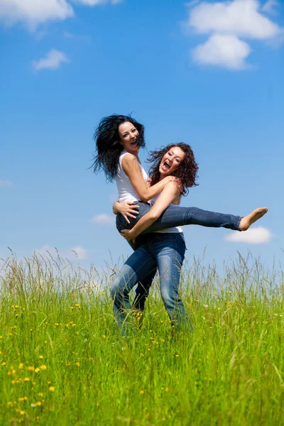 Dos Mujeres Están Jugando Prado Verano — Foto de Stock