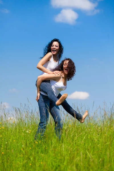 Duas Mulheres Estão Brincando Prado Verão — Fotografia de Stock