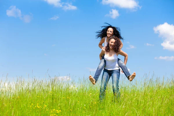 Twee Vrouwen Spelen Zomerweide — Stockfoto