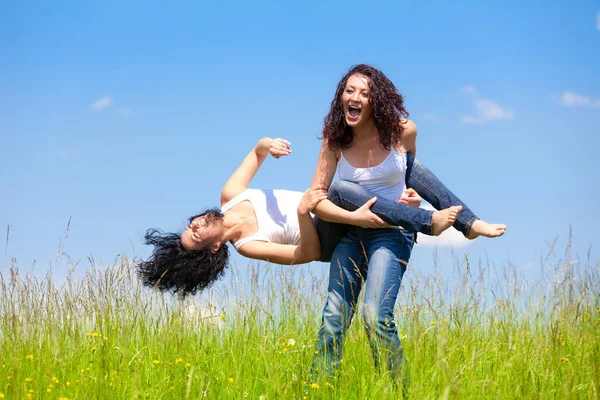 Dos Mujeres Están Jugando Prado Verano — Foto de Stock