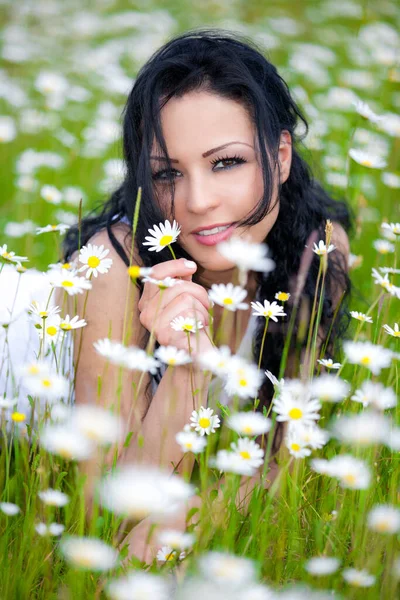 Çiçeklerin Üzerinde Yatan Güzel Kadın — Stok fotoğraf