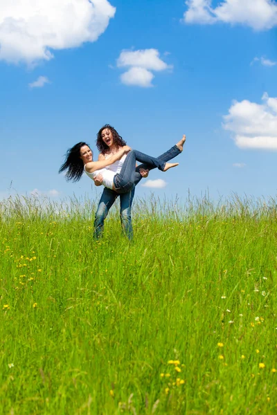 Twee Vrouwen Spelen Zomerweide — Stockfoto