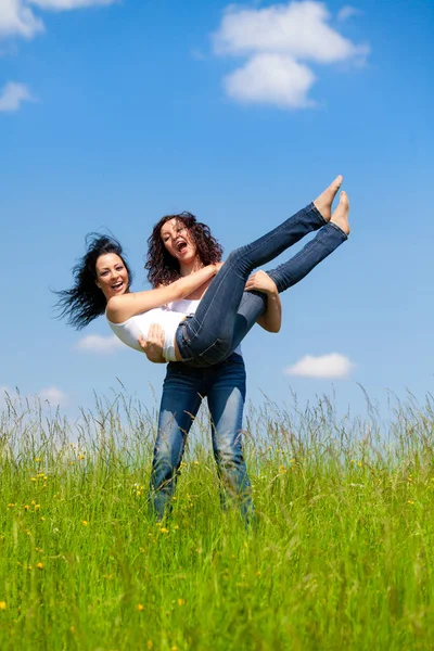 Duas Mulheres Estão Brincando Prado Verão — Fotografia de Stock