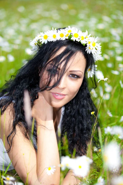 Çiçeklerin Üzerinde Yatan Güzel Kadın — Stok fotoğraf