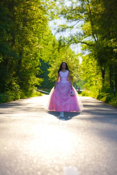 Sokakta Pembe Elbiseli Bir Kadın — Stok fotoğraf