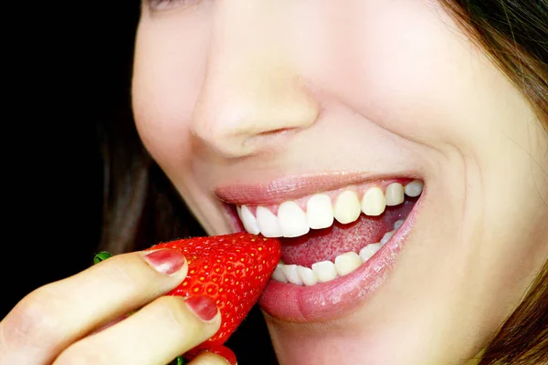 Face Femme Riante Avec Fraises Dents Super Blanches — Photo