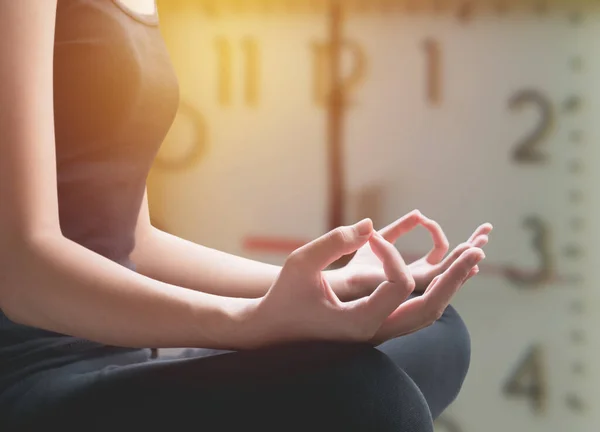 Női Férfi Karok Keresztezett Lábak Közelsége Meditáció Közben Órai Háttérrel — Stock Fotó