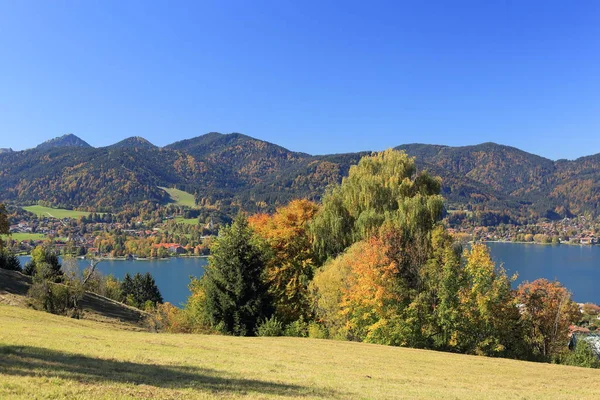 紅葉と湖を望む秋の風景 — ストック写真