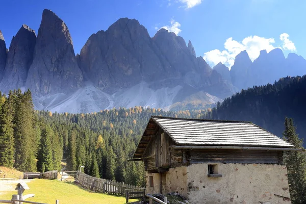 Krásná Horská Krajina Starou Chatou Itálii — Stock fotografie