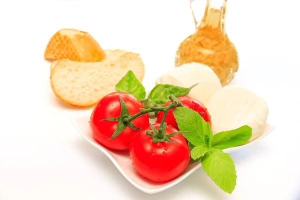 Mozzarella Mit Tomate Und Basilikum — Stockfoto