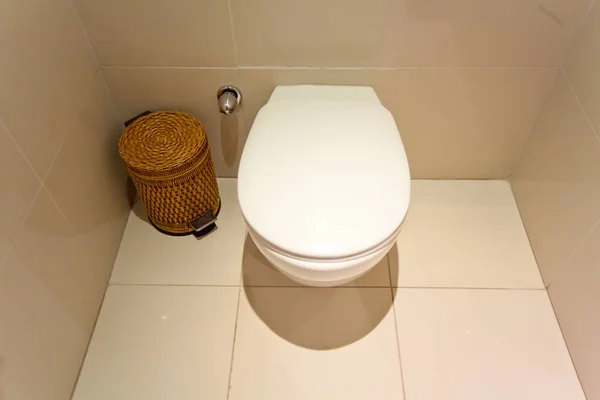 Bílá Toaletní Mísa Koupelně — Stock fotografie