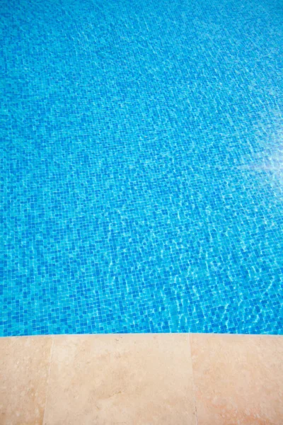 Teak Ahşap Zemin Ile Mavi Yüzme Havuzu — Stockfoto